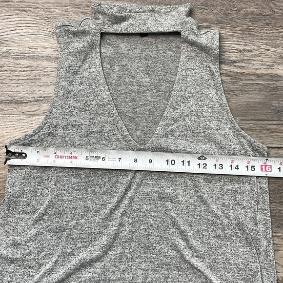 Express Women’s Grey Sleeveless Keyhole V Neck Knit Blouse, size small - Picture 5 of 7